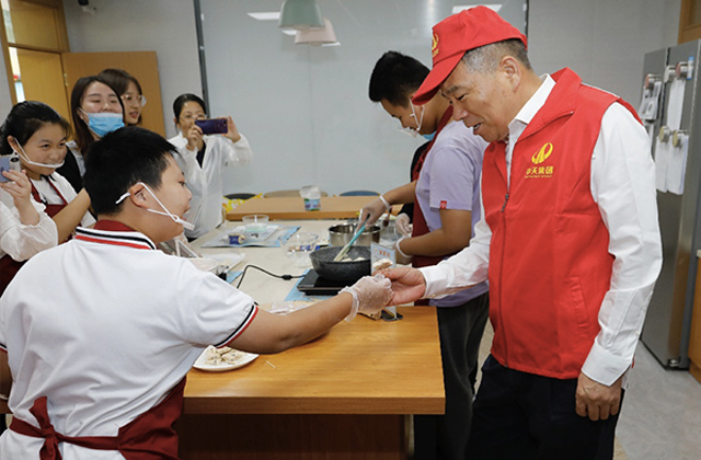大手牵小手，一起制作雪花酥 ——楼董事长带领OD（中国）官方志愿者走进杭州市艮山路学校“米其林”厨房