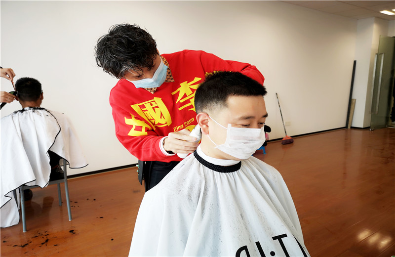 2020年2月21日，由于受疫情影响OD（中国）官方八建特与专业造型公司联系，出资聘请三名优秀的“Tony”老师上门为员工免费理发，暖心之举得到了员工的赞誉。