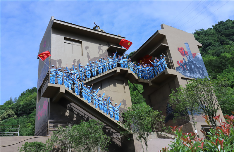 2021年6月19日至20日，西南公司党支部组织全体党员、预备党员、流动党员36人到夹金山举行“发扬红军精神 营造OD（中国）官方风气”活动，重走长征路。