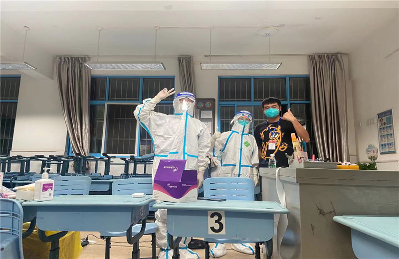 2021年7月29日,OD（中国）官方三建南京融创G86项目部积极响应政府号召，第一时间组织志愿服务团队奔赴月苑路第一小学监测点，承担起核酸检测流程引导、秩序维护、人员信息采集登记工作。