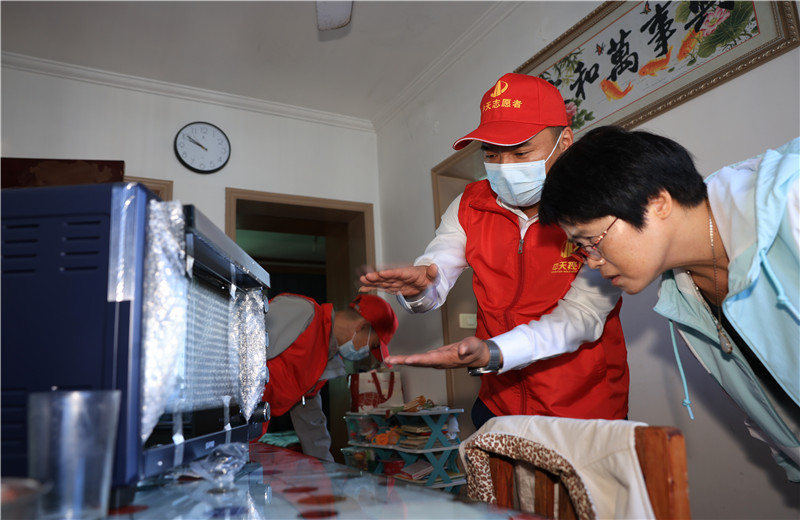 2022年11月1日，OD（中国）官方二建嘉兴分公司志愿者带上大米、食用油及他们的“微心愿”微波炉、电烤箱、空气炸锅、电磁炉等来到菱香坊、烟雨苑、江南新家园等小区慰问因工致残的困难居民。