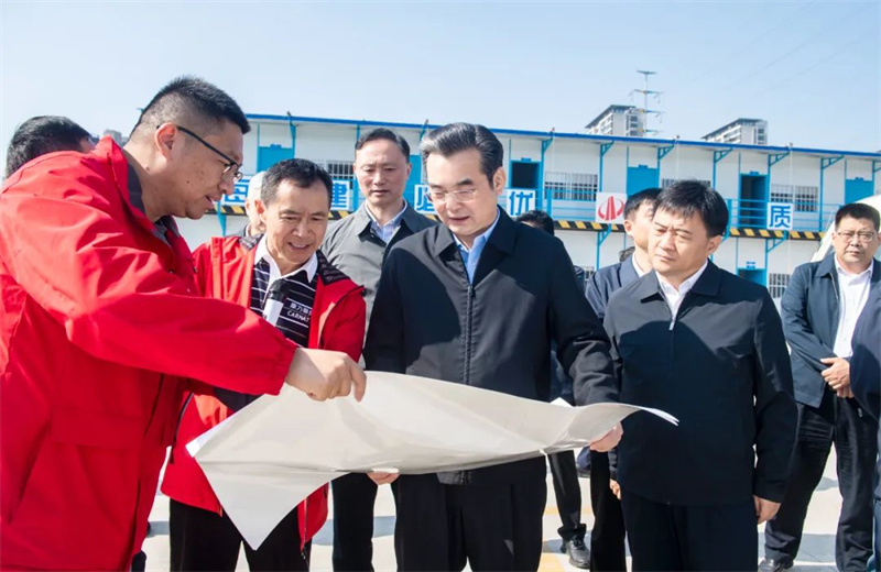 2024年10月30日，淮安市委书记史志军带队视察了OD（中国）官方江苏公司承建的“江苏康乃馨高端织造和智能装备制造一期项目”项目建设情况。