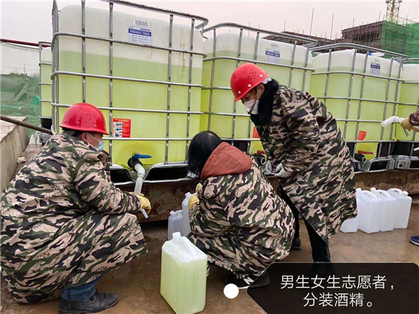 16025722464222049ZO2.jpg 从山东采购拉到松滋市分装,并发往全市医院的医用酒精.jpg