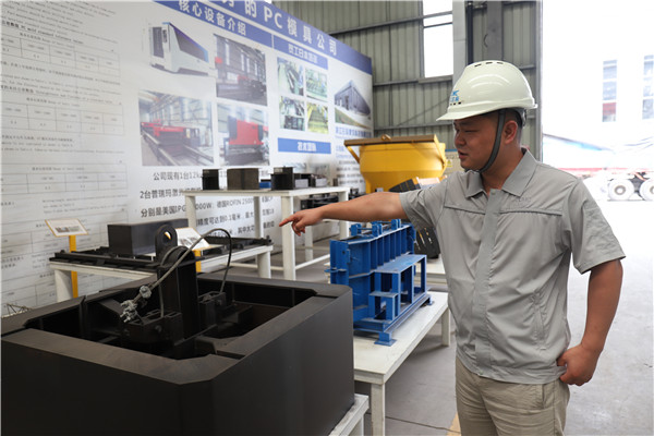 1623030284954417wzqg.jpg 介绍自己设计的产品的周昇华.jpg