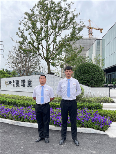 1623738645682601hcL2.jpg 5.1两人工作照合照_副本.jpg