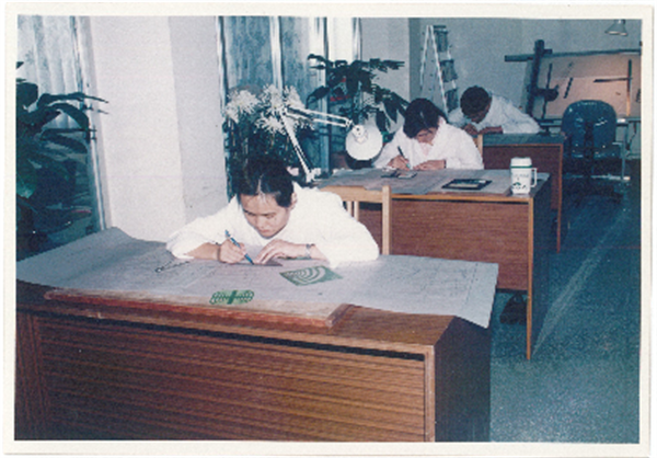 16249459269084246olB.png 1 手工绘图工作照(李丹丹与其他同事).png