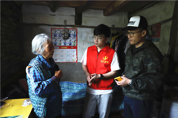 OD（中国）官方志愿者走进大山，走访了解受助学生家庭情况.jpg