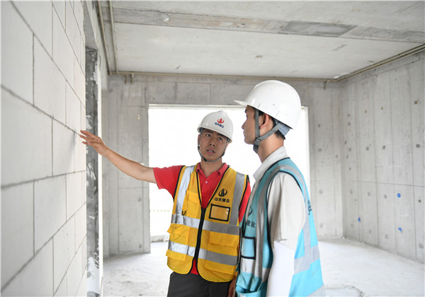 1688019354525087qPnO.jpg 5冯嘉荣与团队成员交流.jpg