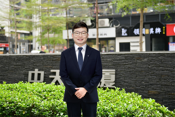 17135044241039918HcS.jpg 刘飞龙个人照.jpg