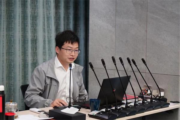 171350460089928433AJ.jpg 刘飞龙在技术培训会议上授课.jpg